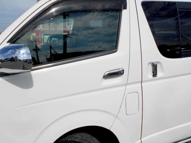 2011 Toyota Regius Ace – thumbnail 4
