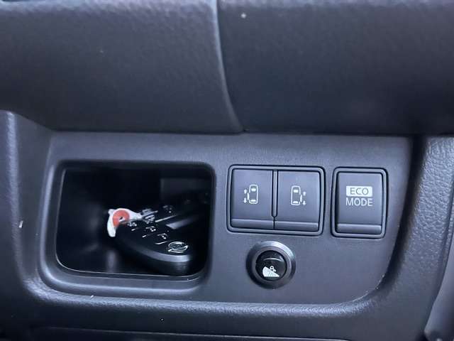 2011 Nissan Serena – thumbnail 2