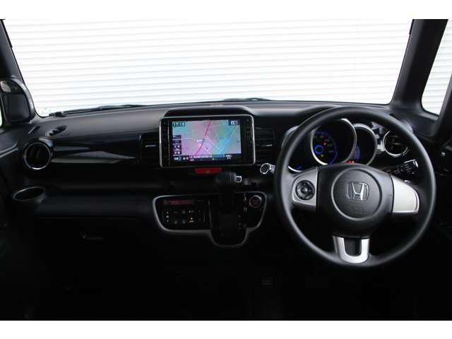 2011 Honda N-BOX – thumbnail 2