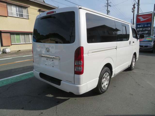 2010 Toyota Regius Ace – thumbnail 3