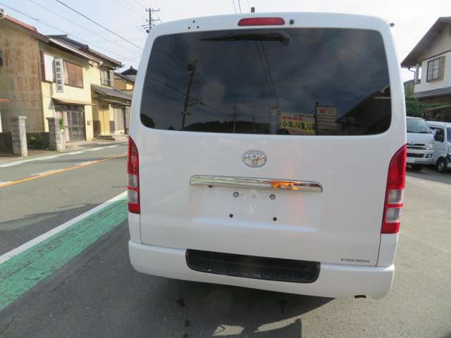 2010 Toyota Regius Ace – thumbnail 4