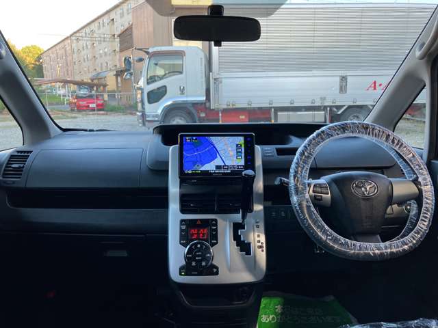 2010 Toyota Voxy – thumbnail 3