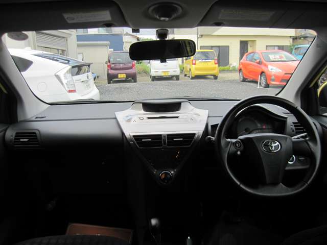 2010 Toyota iQ – thumbnail 3