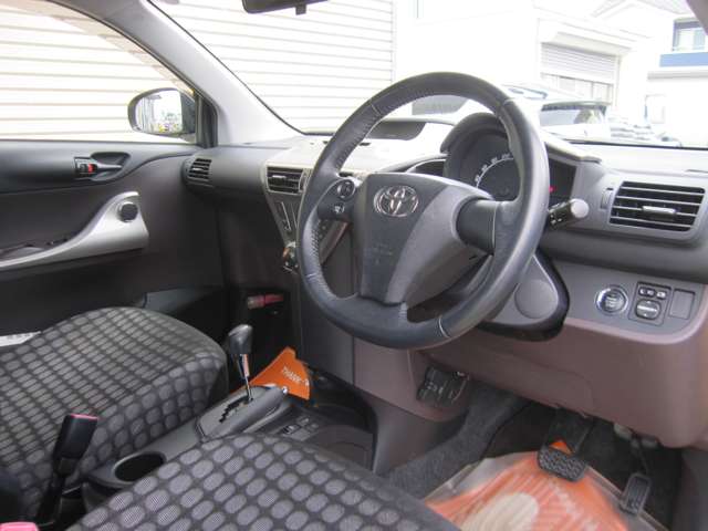 2010 Toyota iQ – thumbnail 4