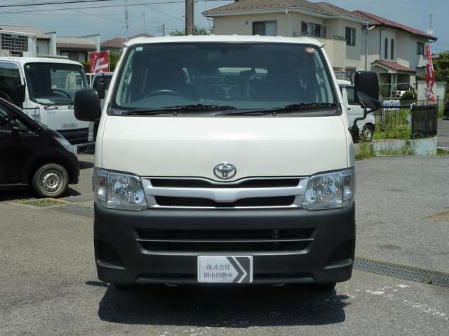 2010 Toyota Hiace – thumbnail 2