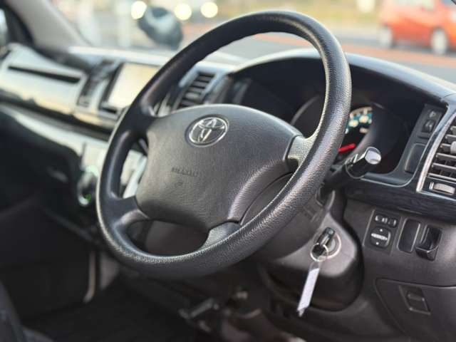2010 Toyota Hiace – thumbnail 2