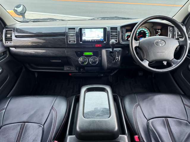 2010 Toyota Hiace – thumbnail 3