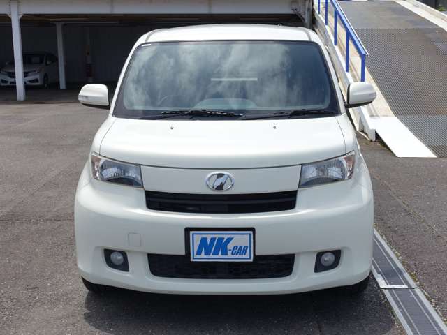 2011 Toyota bB – thumbnail 2