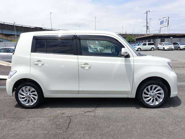 2011 Toyota bB – thumbnail 4