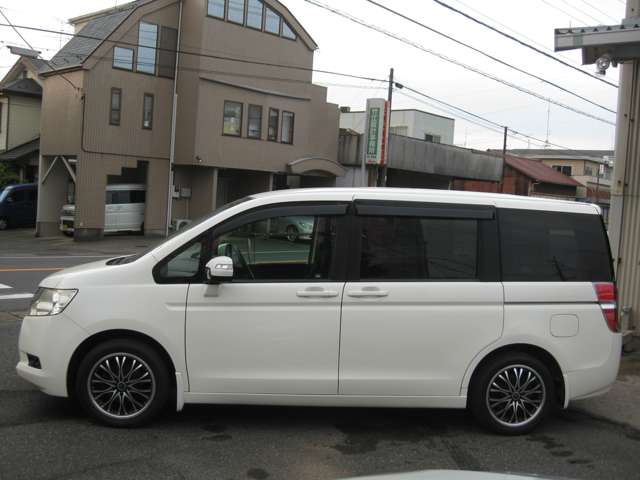 2010 Honda Stepwgn – thumbnail 4