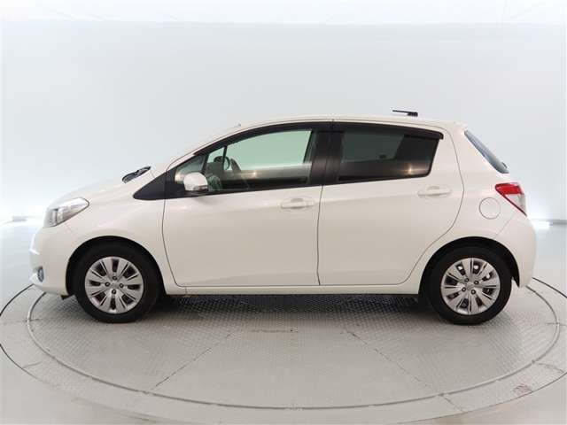 2011 Toyota Vitz – thumbnail 3