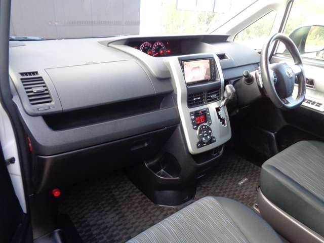 2011 Toyota Voxy – thumbnail 4