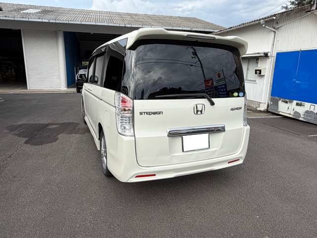 2010 Honda Stepwgn – thumbnail 4
