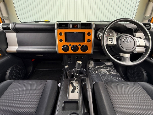 2011 Toyota FJ Cruiser – thumbnail 3