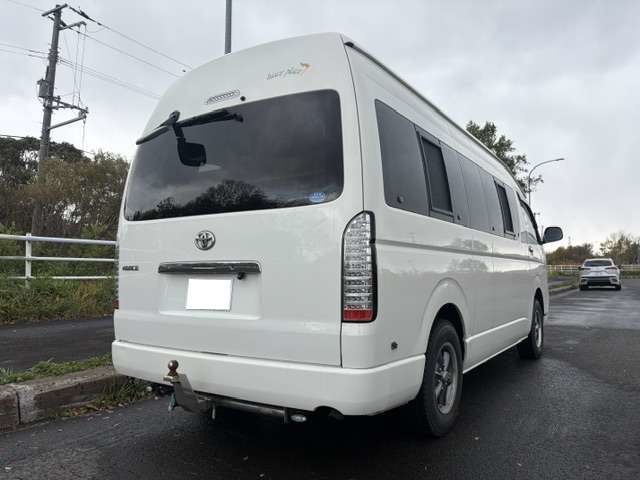 2009 Toyota Hiace – thumbnail 3