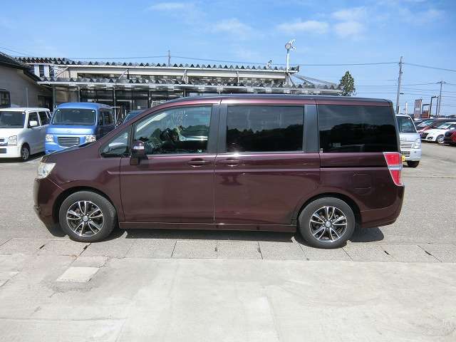 2010 Honda Stepwgn – thumbnail 3