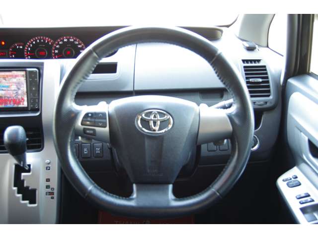 2010 Toyota Voxy – thumbnail 4