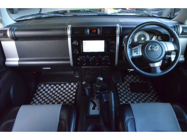 2011 Toyota FJ Cruiser – thumbnail 3