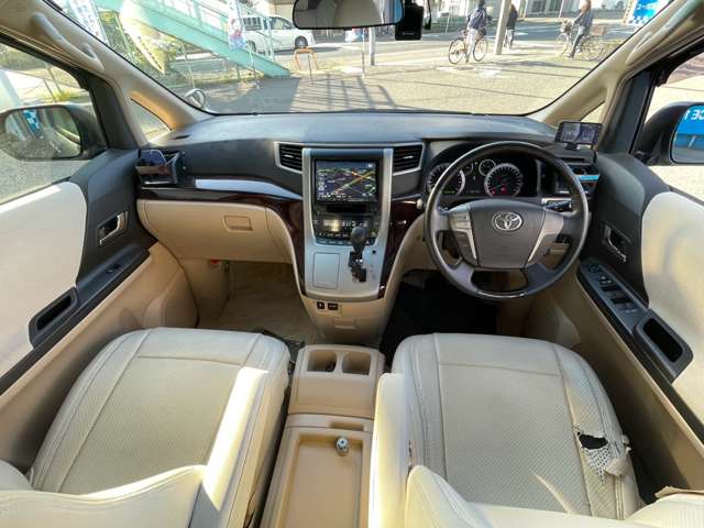 2011 Toyota Alphard – thumbnail 2