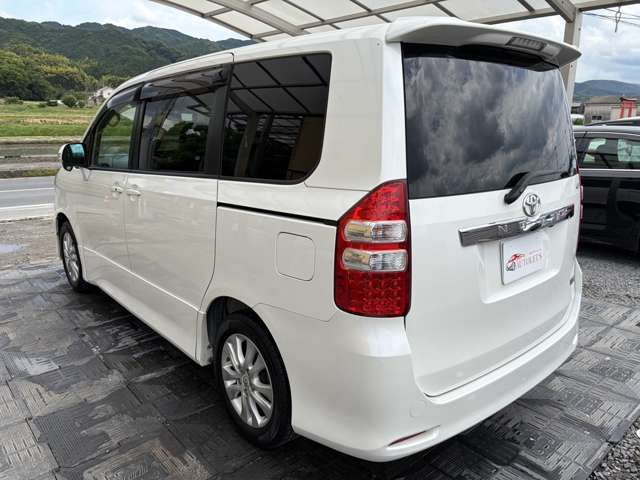 2011 Toyota Noah – thumbnail 4
