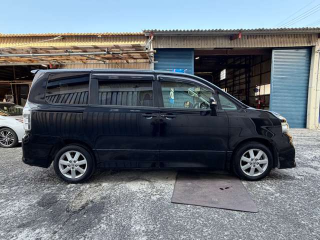 2011 Toyota Voxy – thumbnail 4