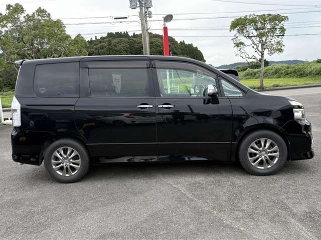 2011 Toyota Voxy – thumbnail 4