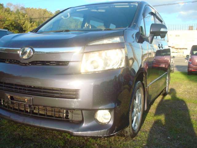 2007 Toyota Voxy – thumbnail 3