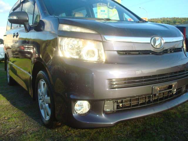 2007 Toyota Voxy – thumbnail 4