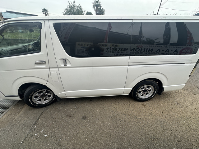 2011 Toyota Hiace – thumbnail 4