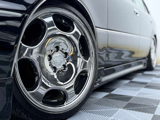 2001 Toyota Crown Majesta – thumbnail 3