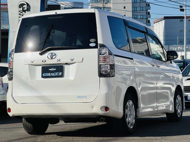 2010 Toyota Voxy – thumbnail 2