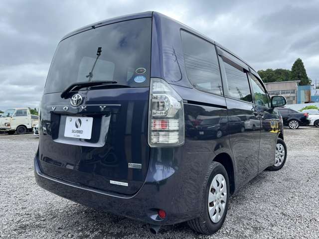 2010 Toyota Voxy – thumbnail 2