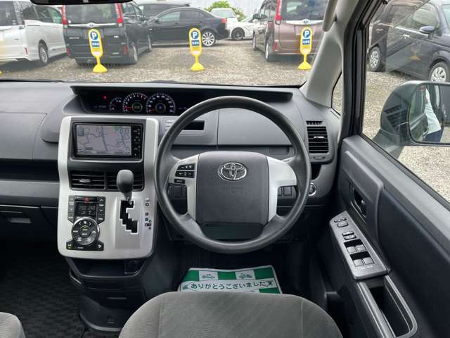 2010 Toyota Voxy – thumbnail 3