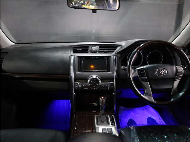 2011 Toyota Mark X – thumbnail 4