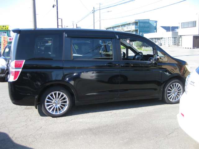 2011 Honda Stepwgn – thumbnail 4