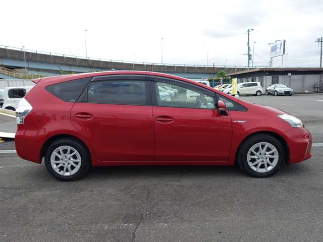 2011 Toyota Prius Alpha – thumbnail 4