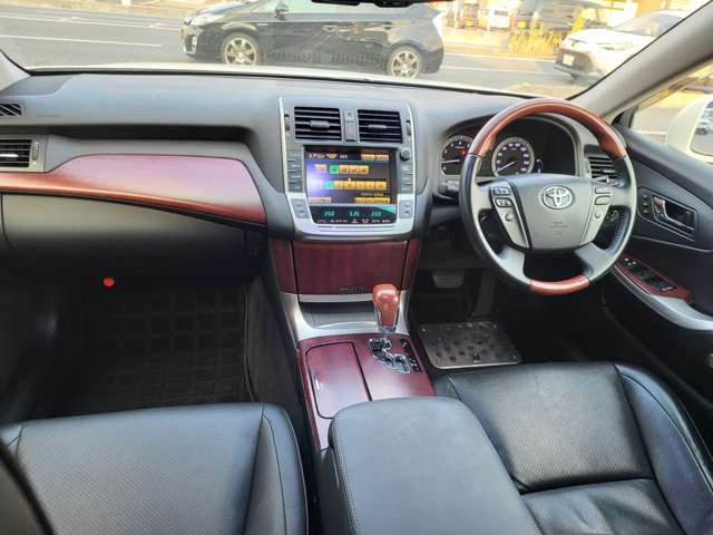 2010 Toyota Crown Majesta – thumbnail 3