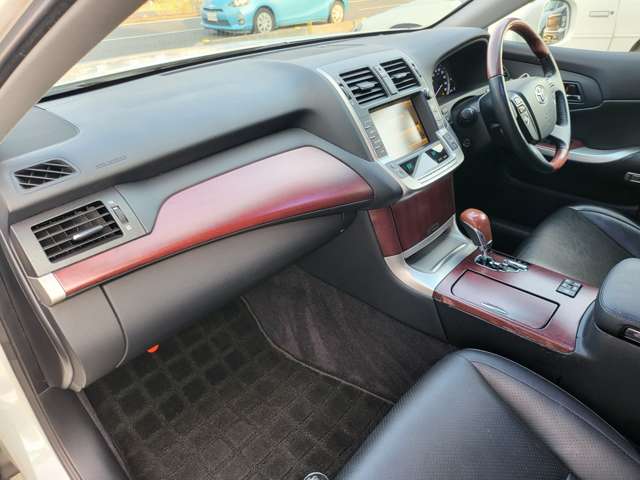 2010 Toyota Crown Majesta – thumbnail 4