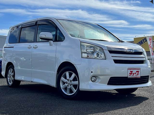 2010 Toyota Noah – thumbnail 2