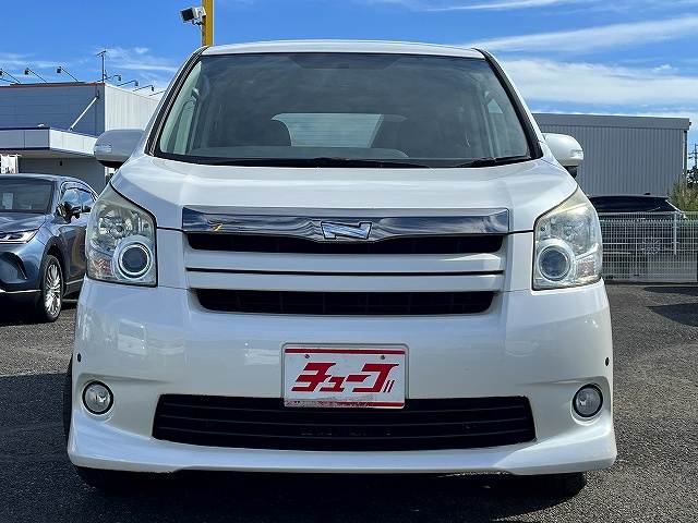 2010 Toyota Noah – thumbnail 3
