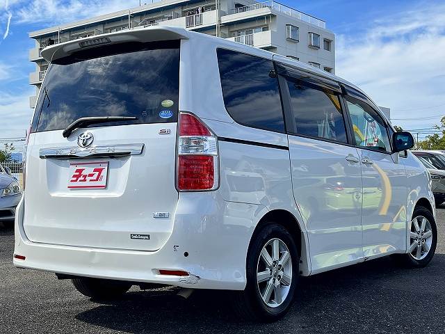 2010 Toyota Noah – thumbnail 4