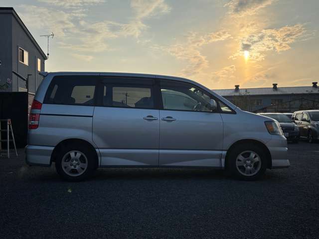 2002 Toyota Noah – thumbnail 4