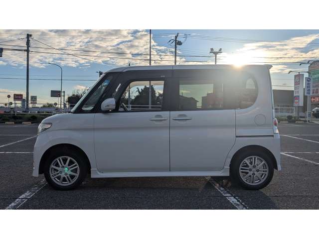 2010 Daihatsu Tanto – thumbnail 4