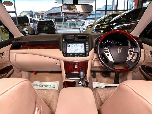 2011 Toyota Crown Royal – thumbnail 3