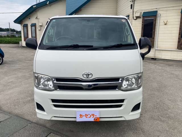 2011 Toyota Hiace – thumbnail 2