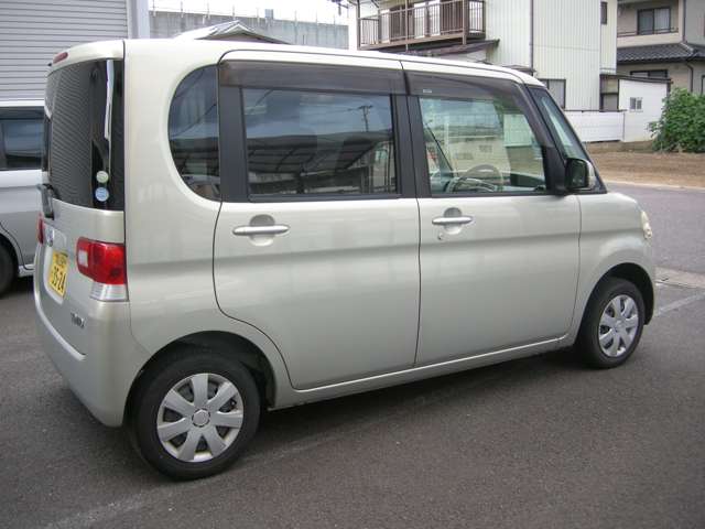 2010 Daihatsu Tanto – thumbnail 3