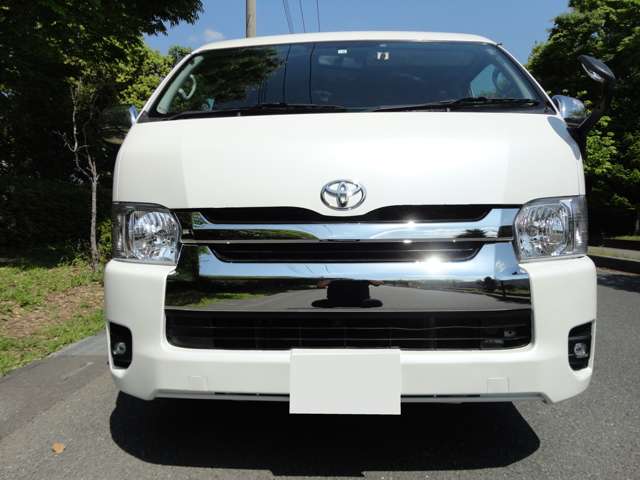 2011 Toyota Hiace – thumbnail 3