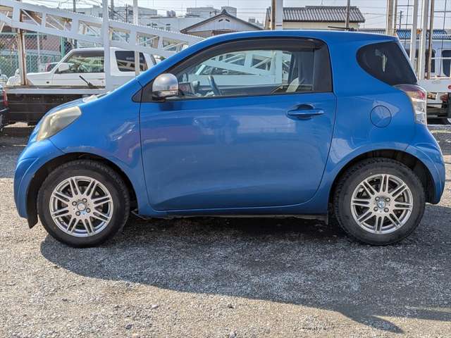 2011 Toyota iQ – thumbnail 4
