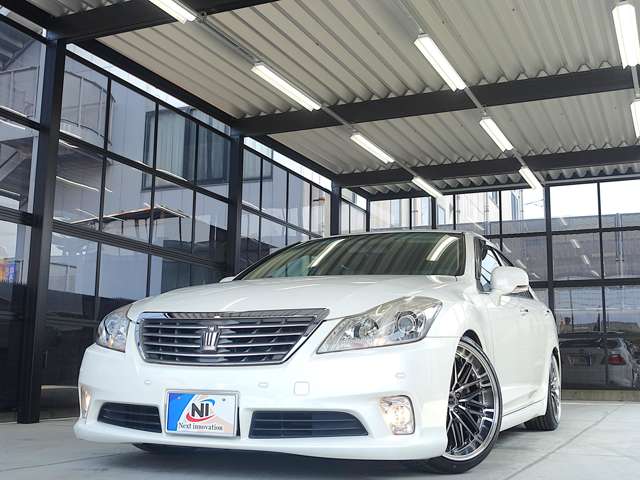 2011 Toyota Crown Royal – thumbnail 3
