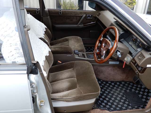 1988 Nissan Cedric – thumbnail 4